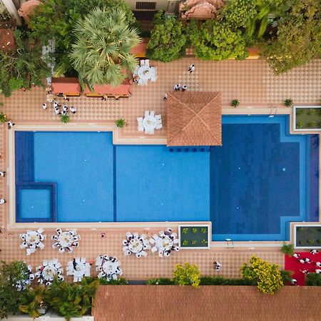 Отель Somadevi Angkor Premium Сиемрип Экстерьер фото