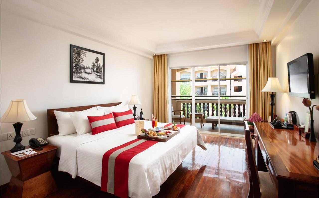Отель Somadevi Angkor Premium Сиемрип Экстерьер фото