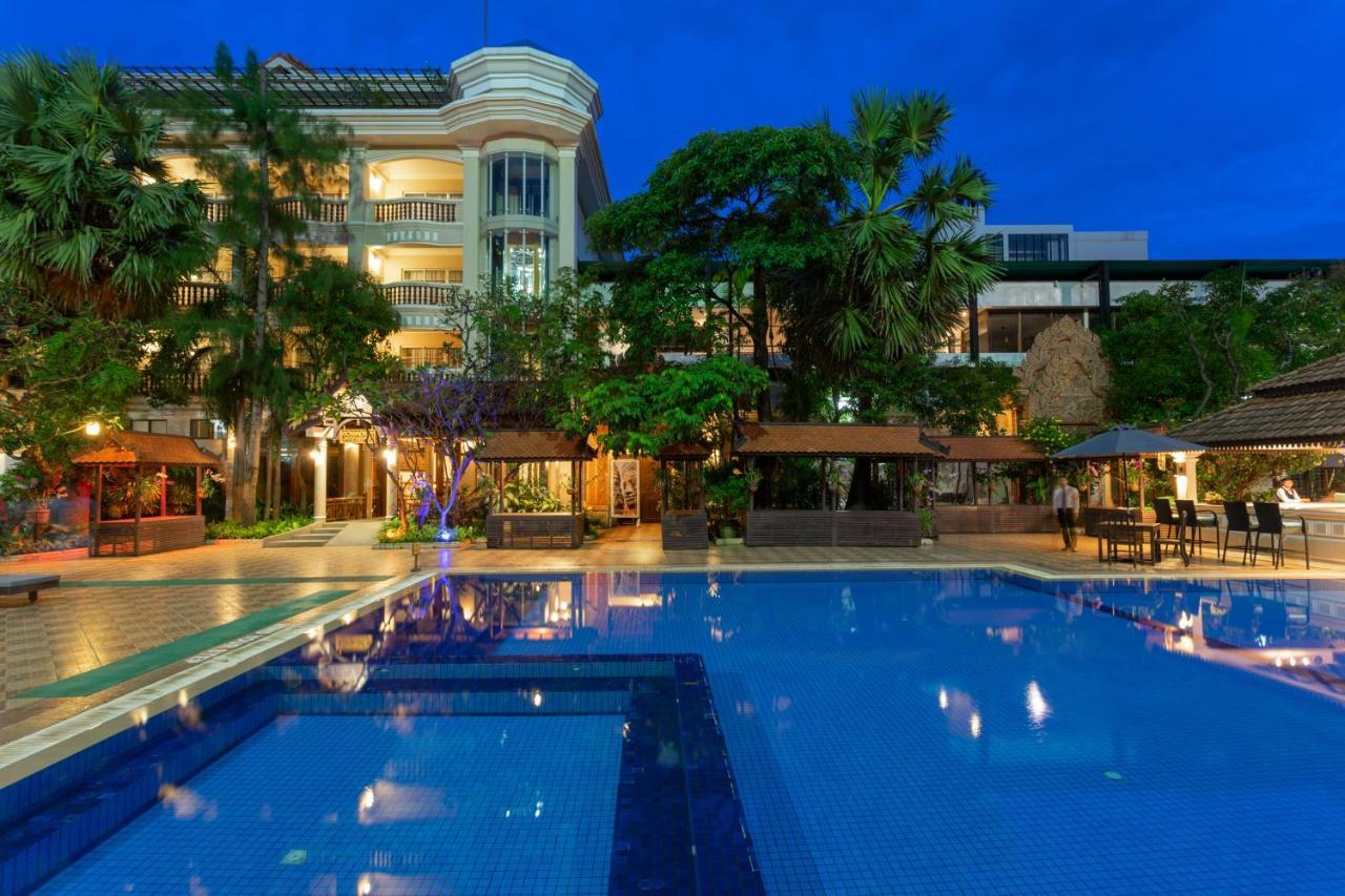 Отель Somadevi Angkor Premium Сиемрип Экстерьер фото