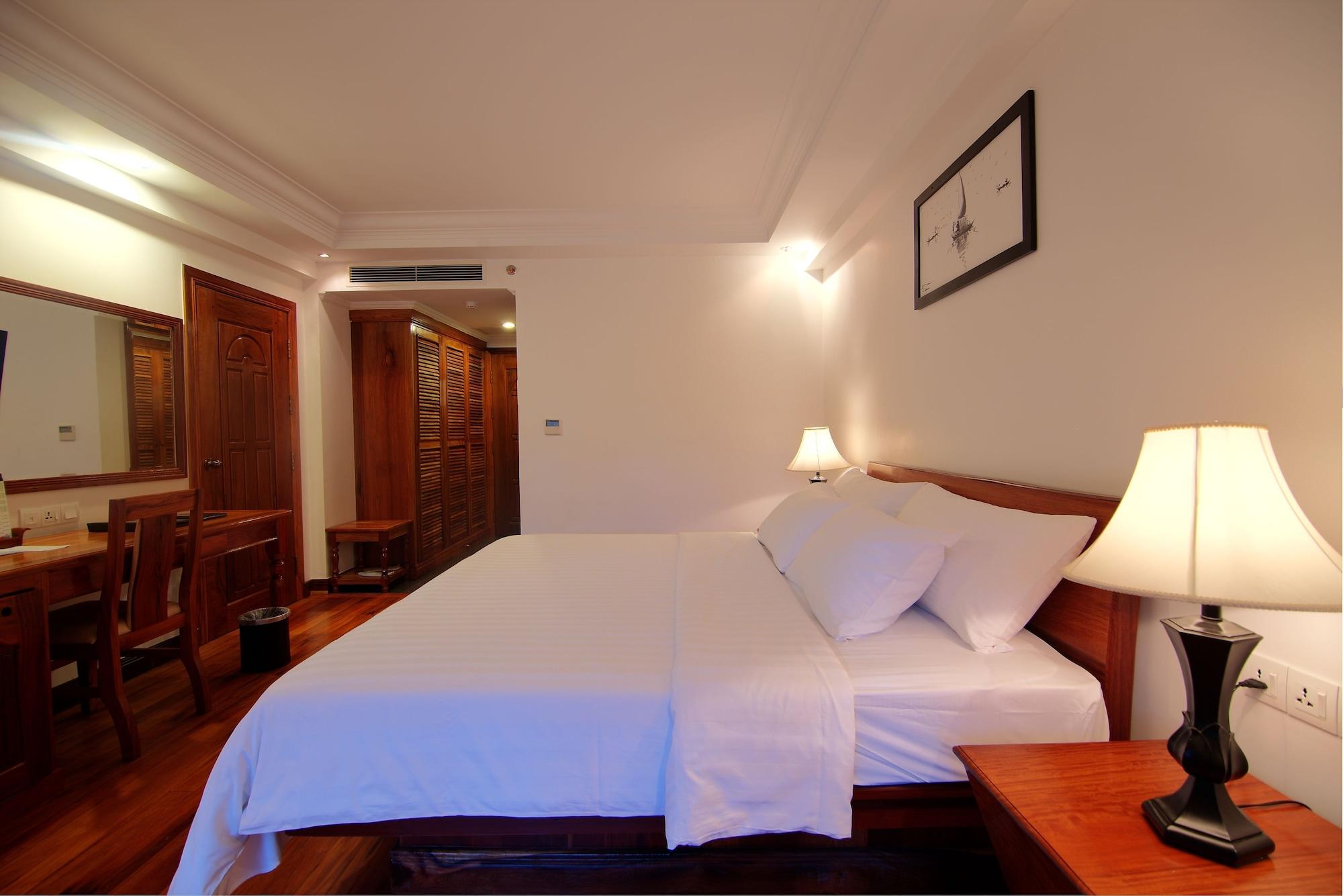 Отель Somadevi Angkor Premium Сиемрип Экстерьер фото