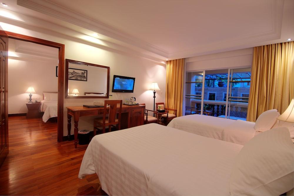 Отель Somadevi Angkor Premium Сиемрип Экстерьер фото