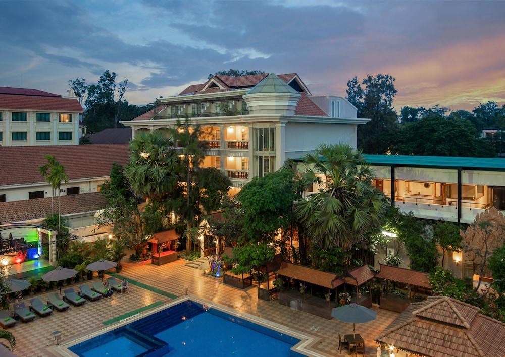 Отель Somadevi Angkor Premium Сиемрип Экстерьер фото