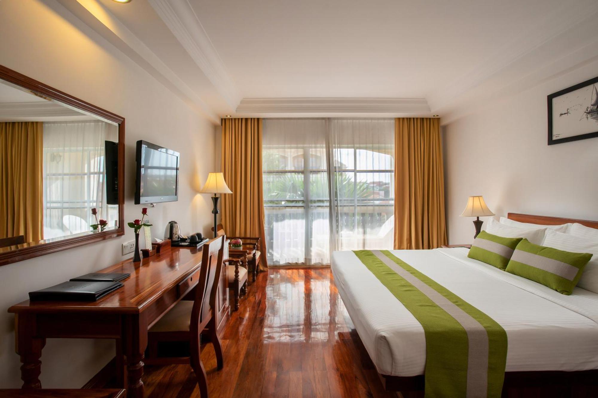 Отель Somadevi Angkor Premium Сиемрип Экстерьер фото