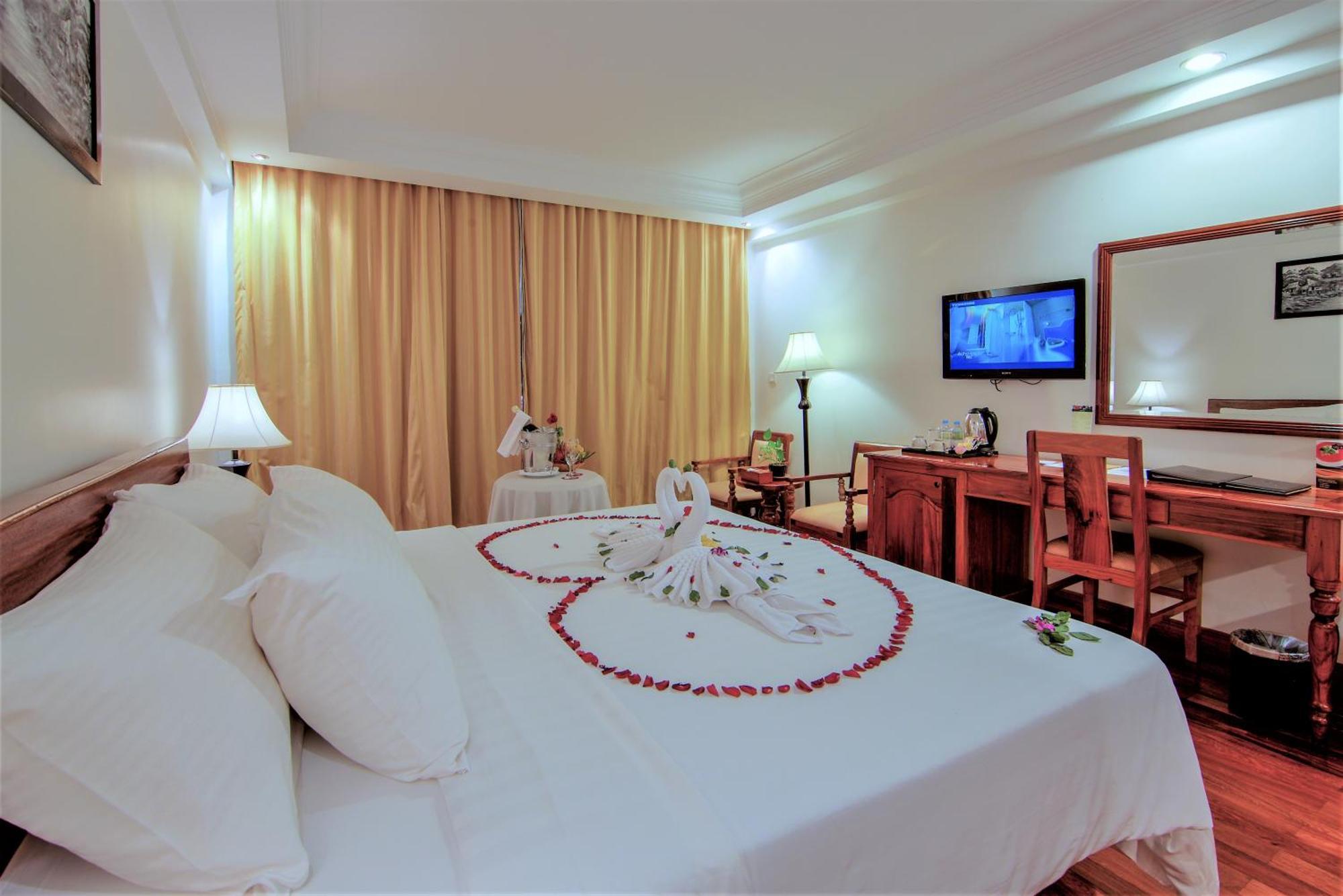 Отель Somadevi Angkor Premium Сиемрип Экстерьер фото