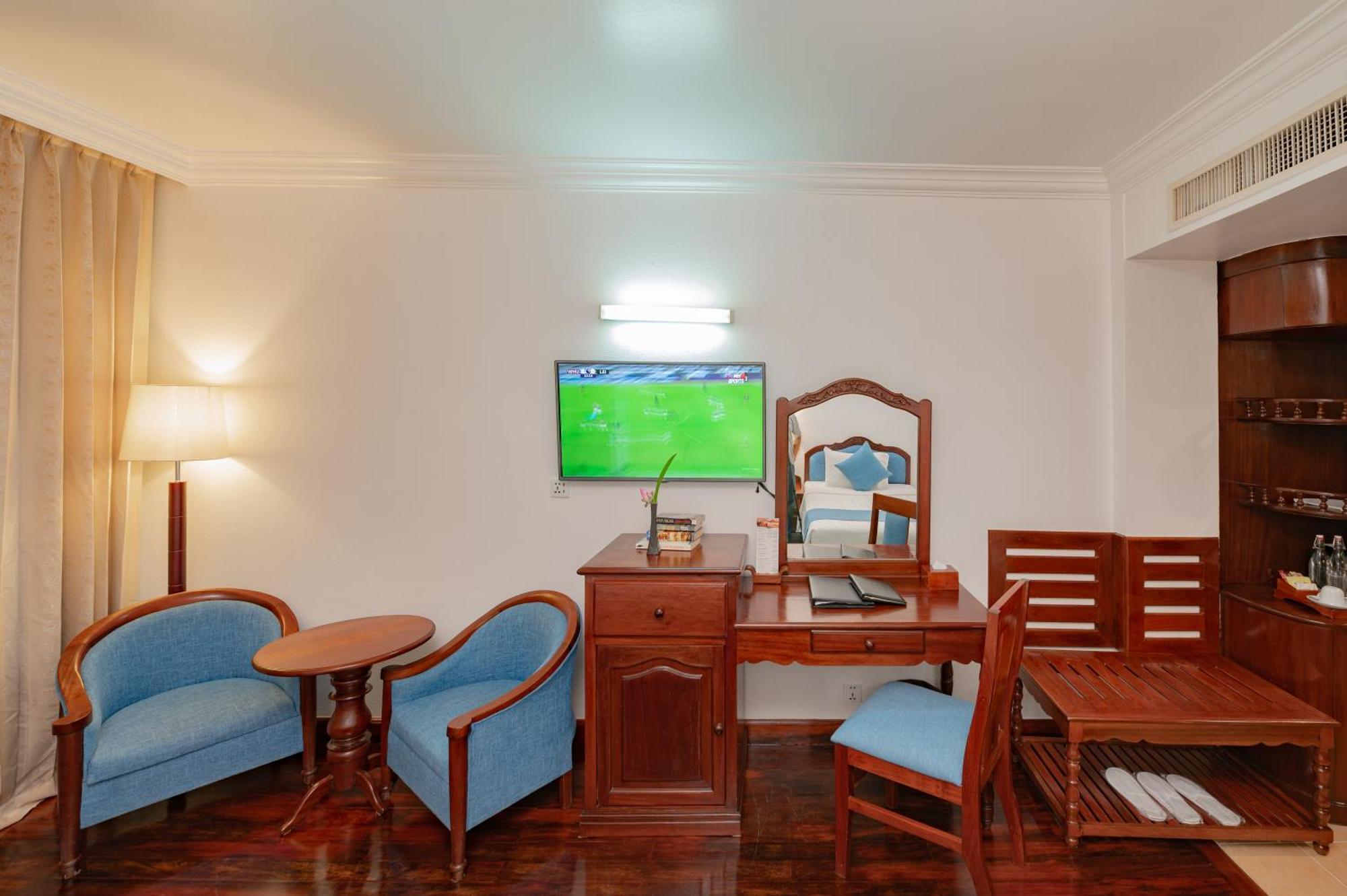 Отель Somadevi Angkor Premium Сиемрип Экстерьер фото