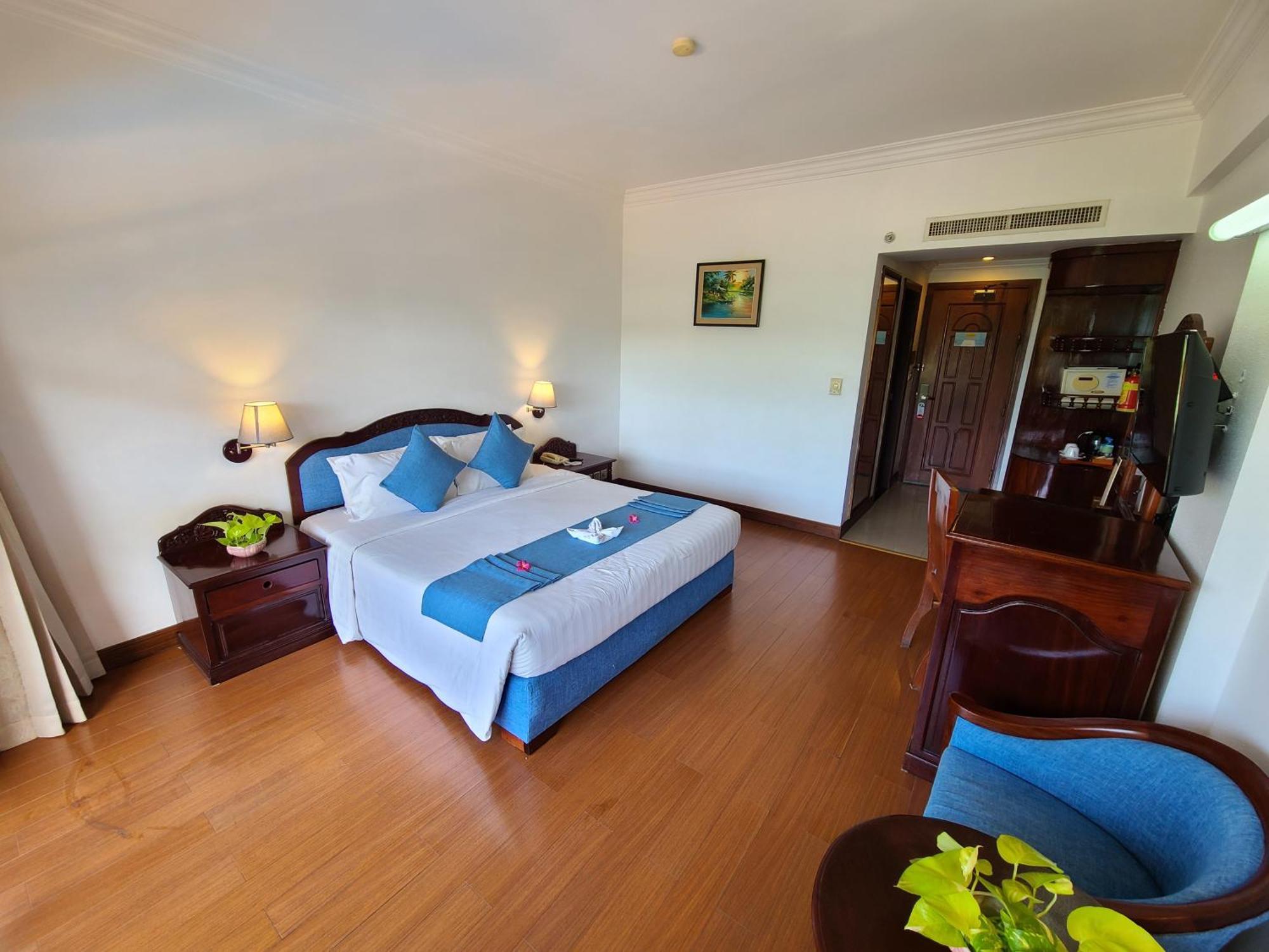 Отель Somadevi Angkor Premium Сиемрип Экстерьер фото