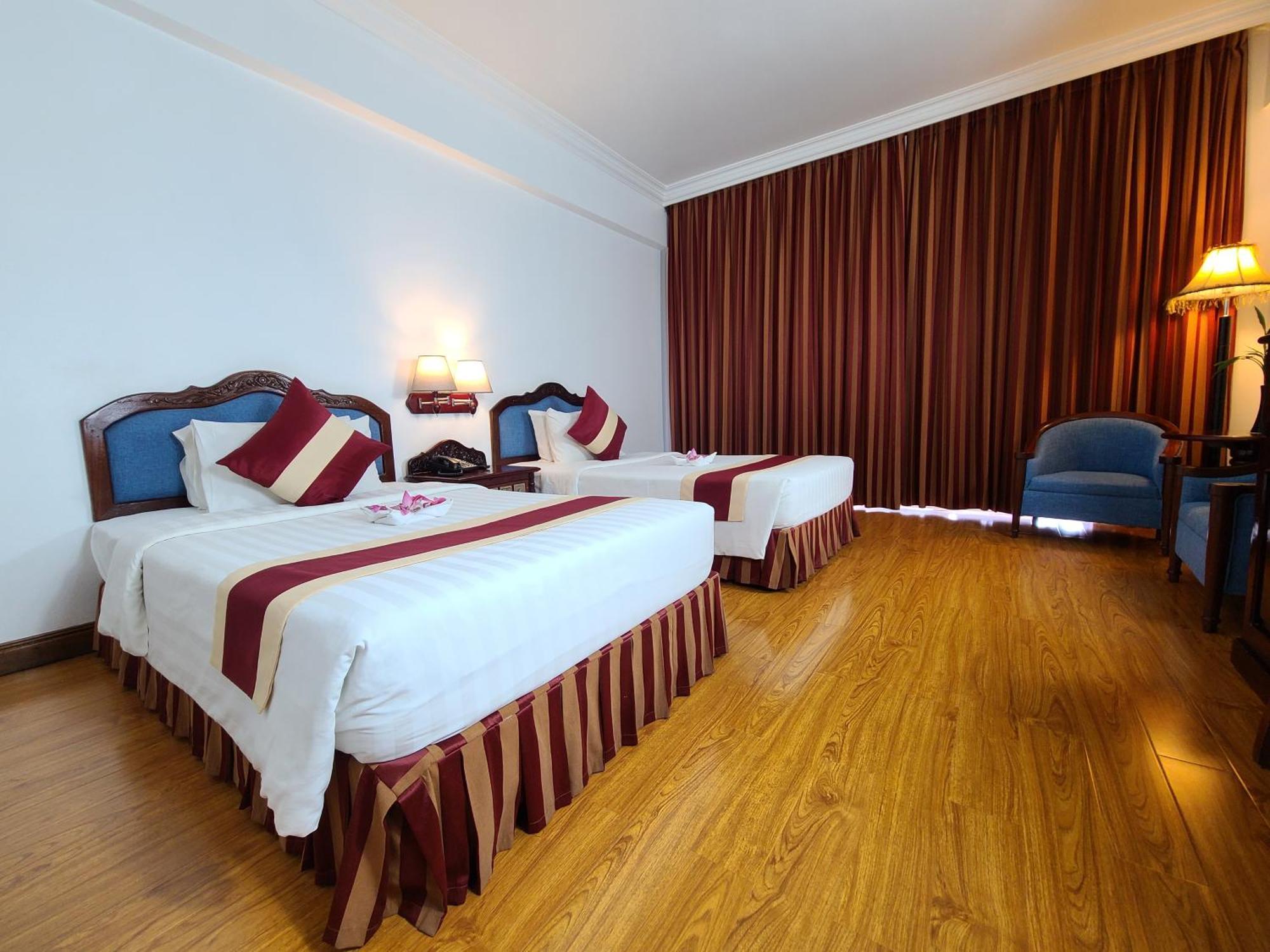 Отель Somadevi Angkor Premium Сиемрип Экстерьер фото