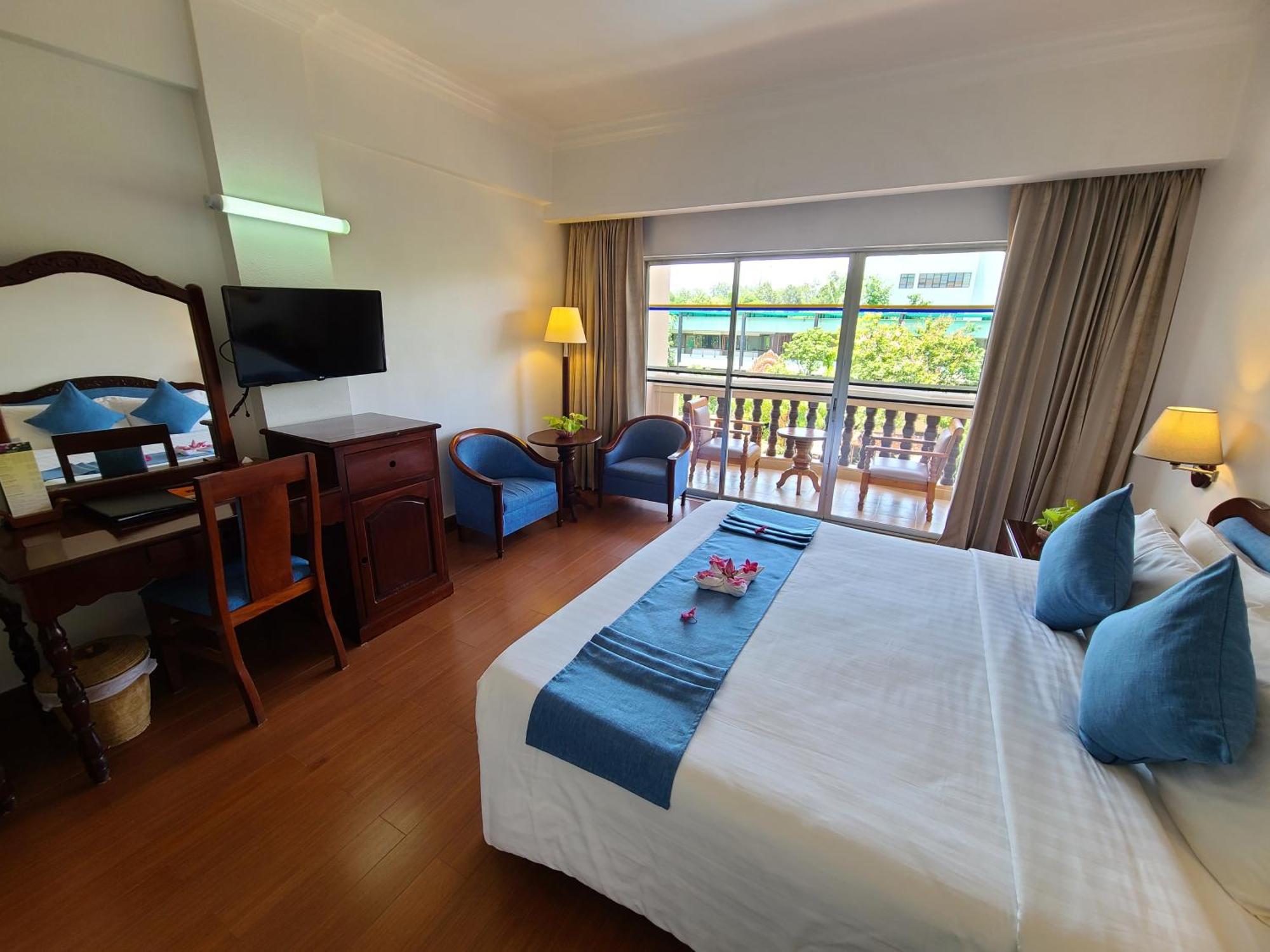 Отель Somadevi Angkor Premium Сиемрип Экстерьер фото