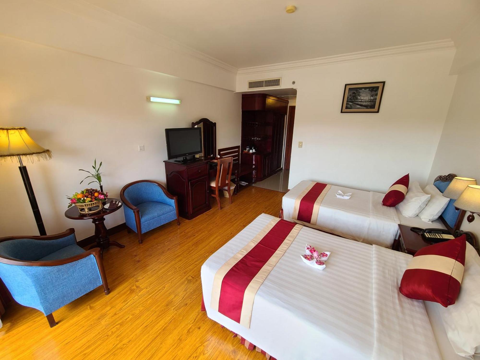 Отель Somadevi Angkor Premium Сиемрип Экстерьер фото