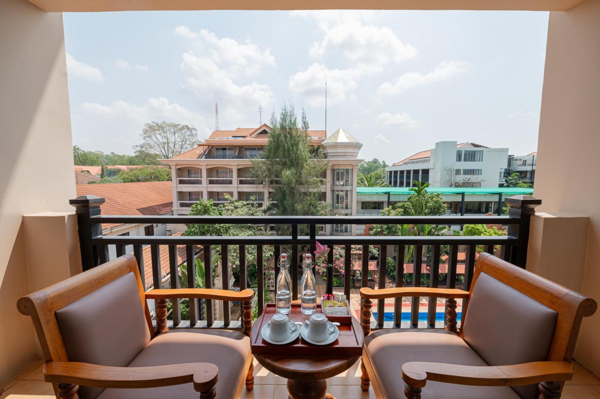 Отель Somadevi Angkor Premium Сиемрип Экстерьер фото