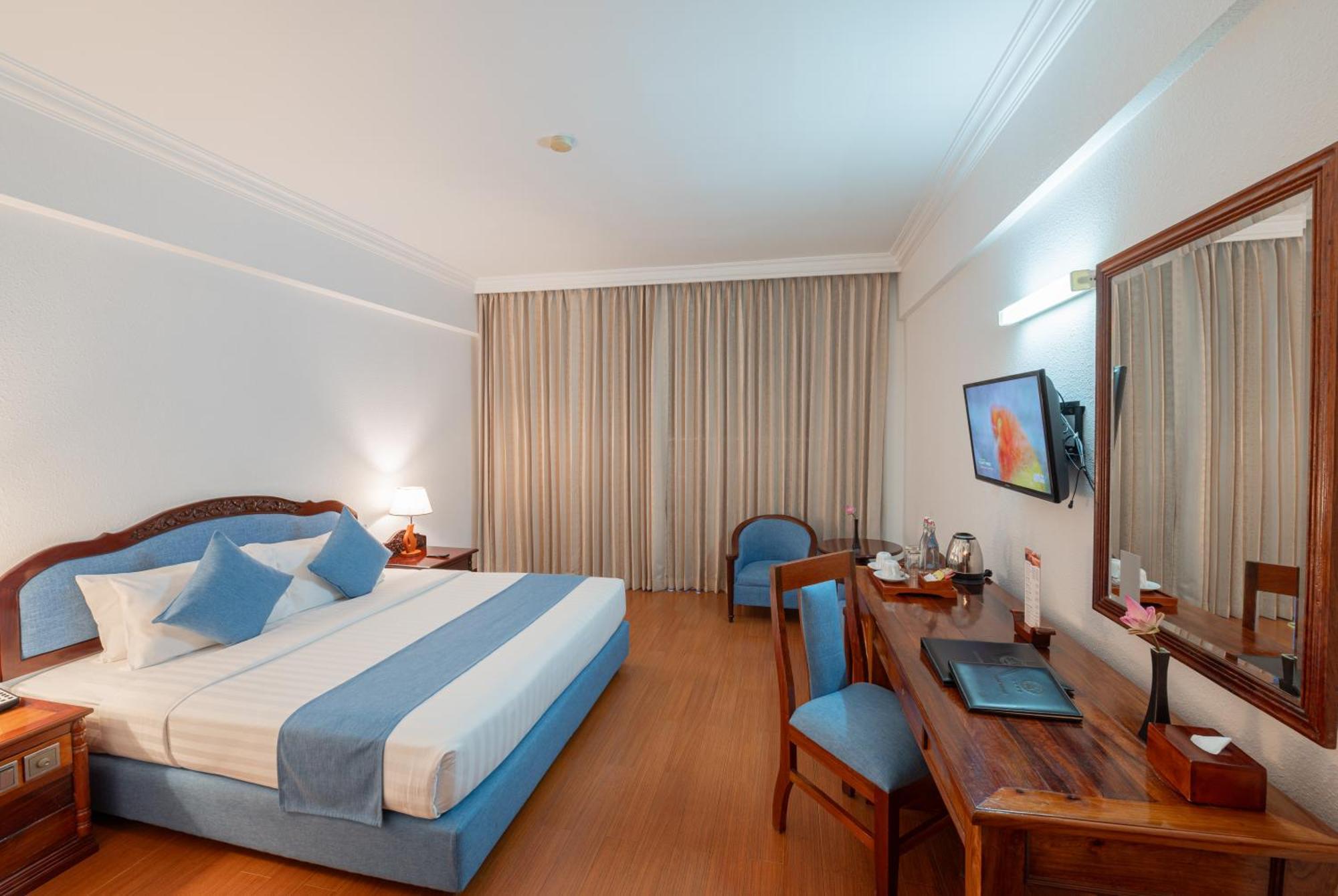 Отель Somadevi Angkor Premium Сиемрип Экстерьер фото