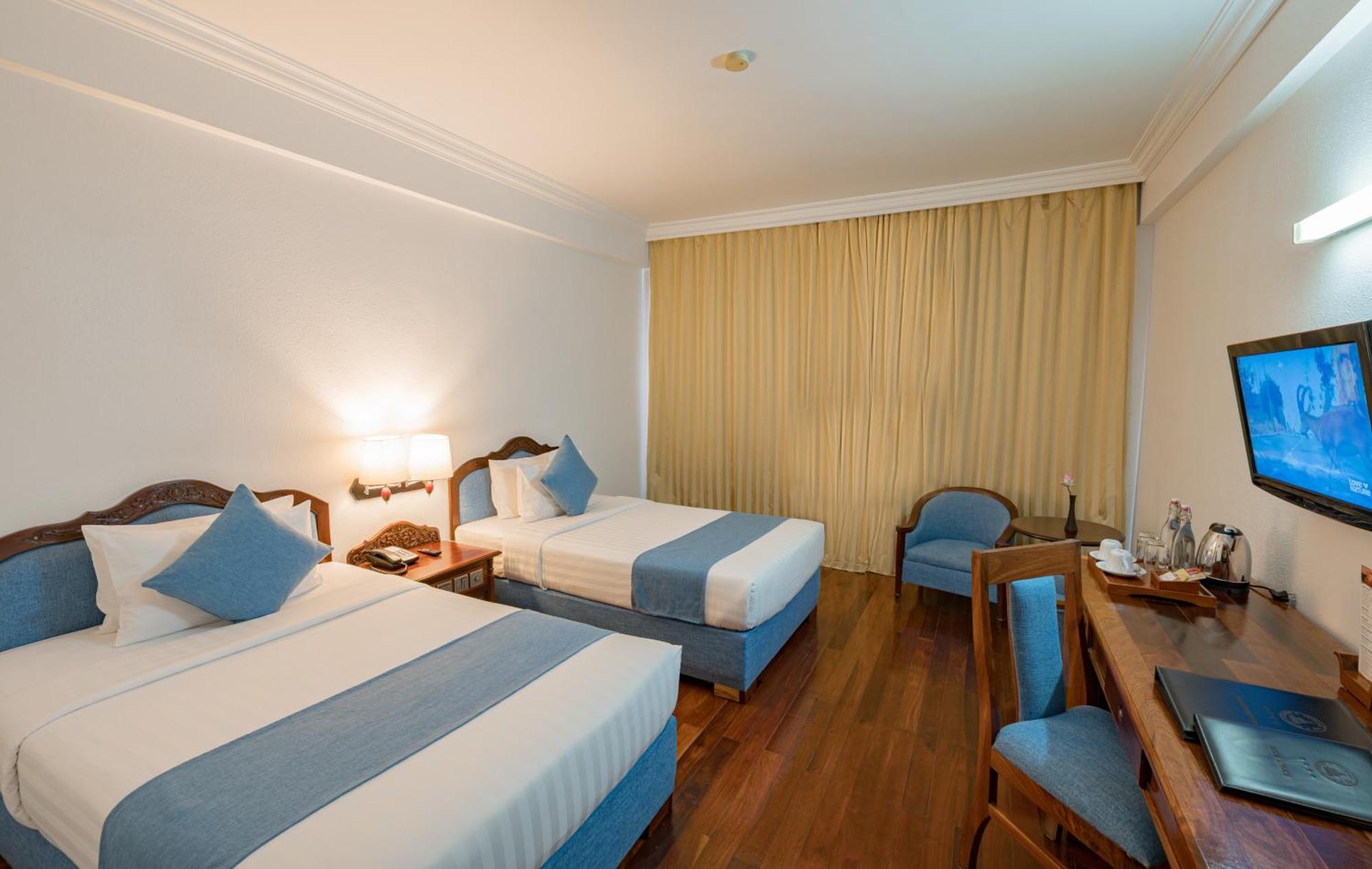 Отель Somadevi Angkor Premium Сиемрип Экстерьер фото
