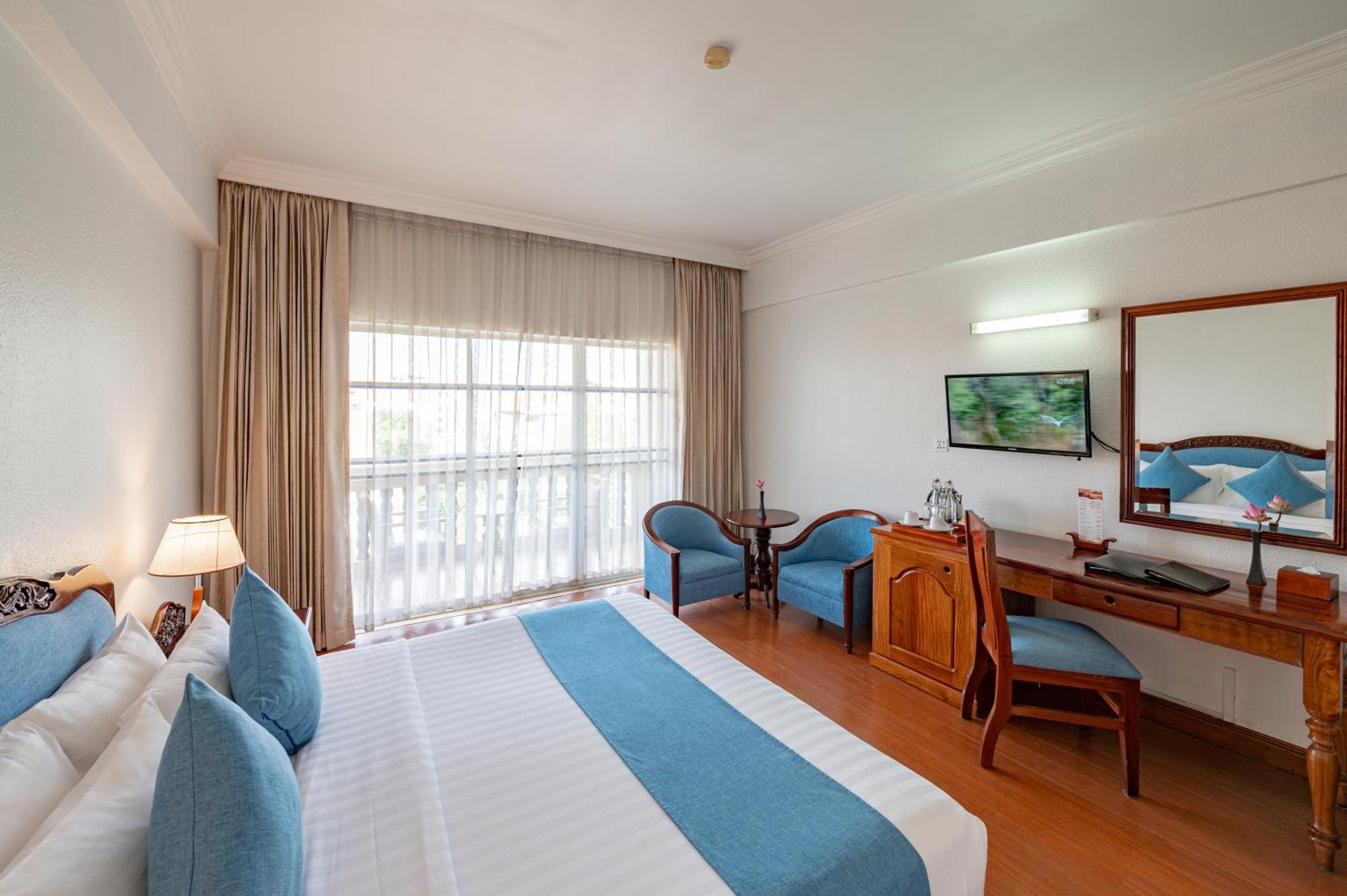 Отель Somadevi Angkor Premium Сиемрип Экстерьер фото