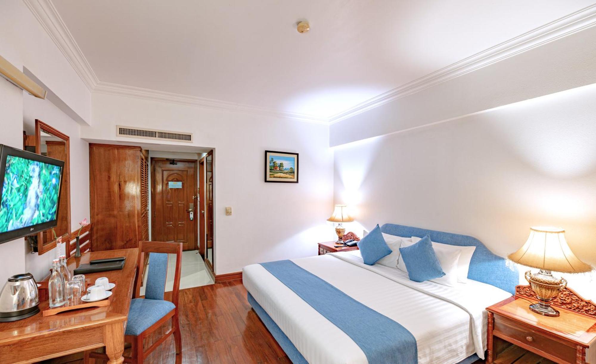 Отель Somadevi Angkor Premium Сиемрип Экстерьер фото