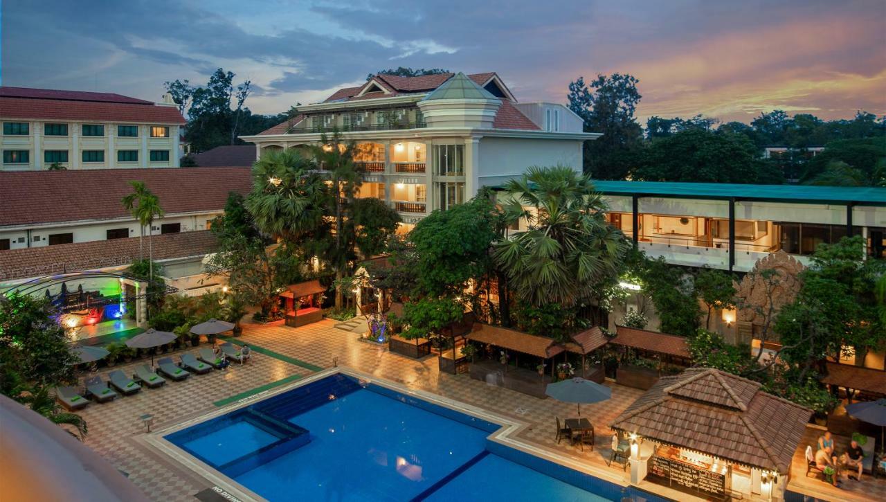 Отель Somadevi Angkor Premium Сиемрип Экстерьер фото