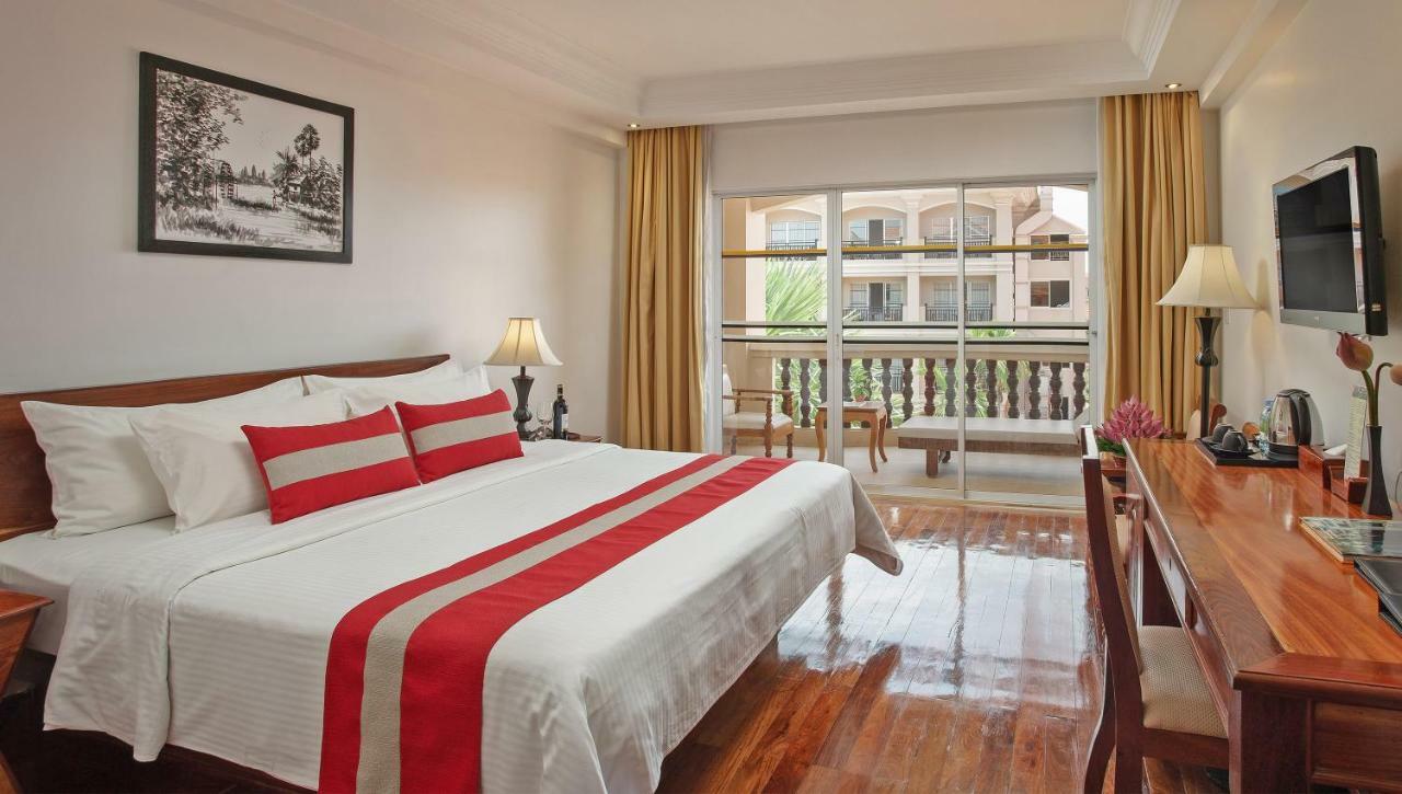 Отель Somadevi Angkor Premium Сиемрип Экстерьер фото